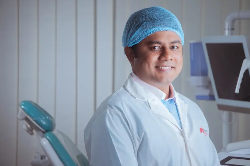 পরামর্শের সময় ক্যামেরার দিকে ঘুরে তাকাচ্ছেন সেই একই ডেন্টিস্ট
