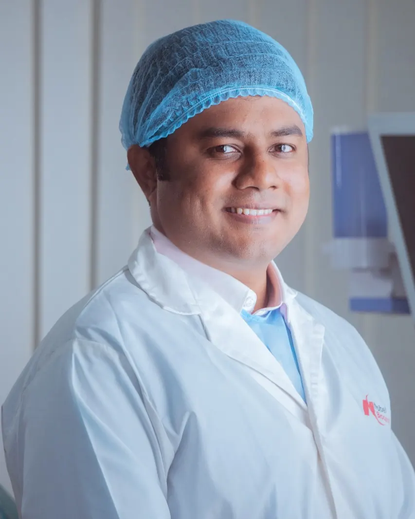পাশের ট্রিটমেন্ট চেয়ার ও মনিটরের দিকে ঘুরে তাকাচ্ছেন ডেন্টিস্ট